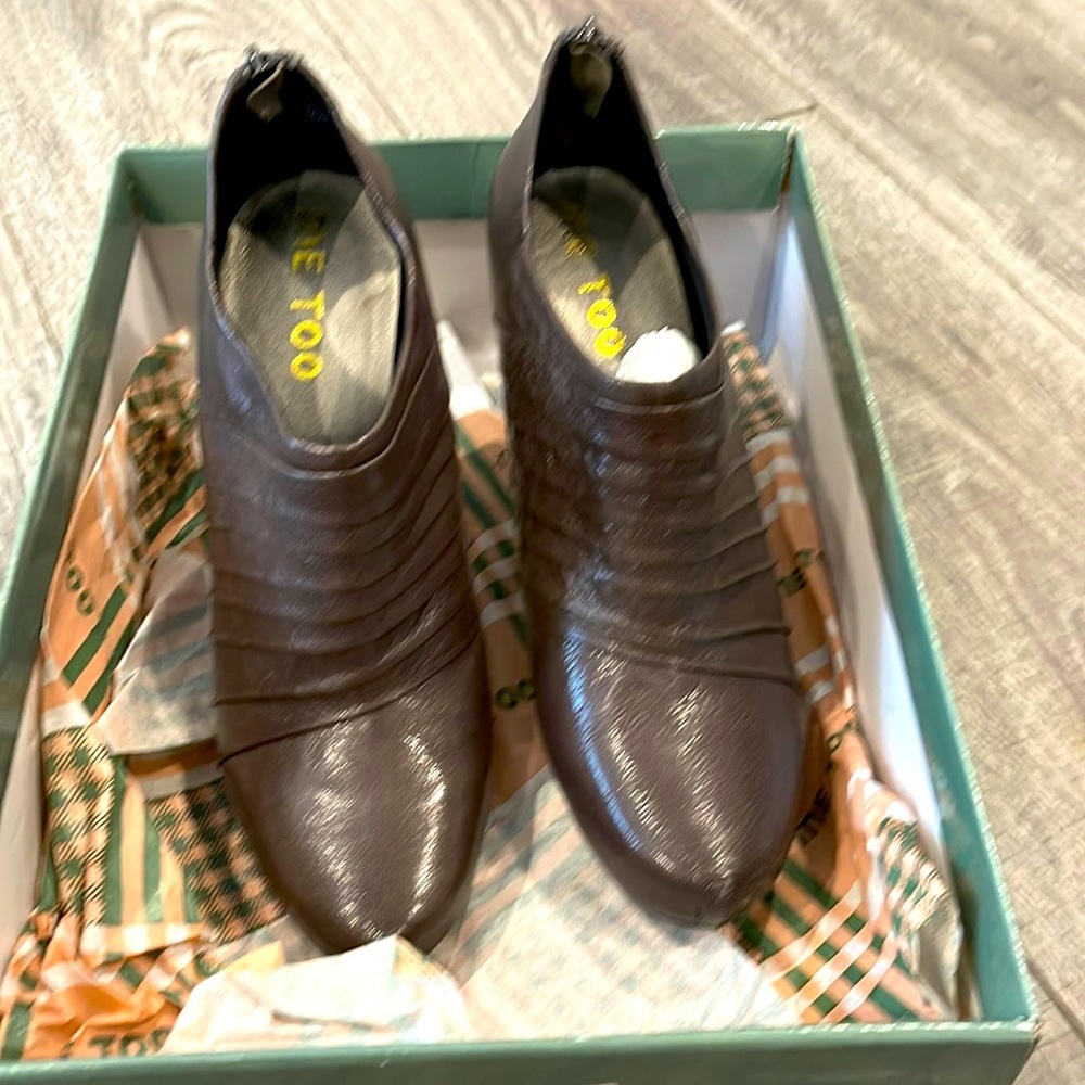 Me too 8.5 m brand new dark gray boots